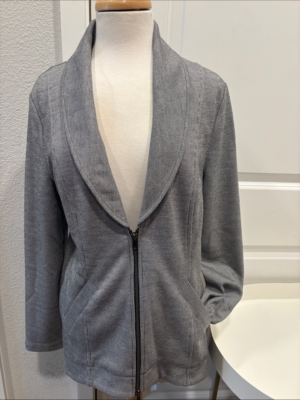 EUC Cabi Gray Shawl Collar Zip Blazer
